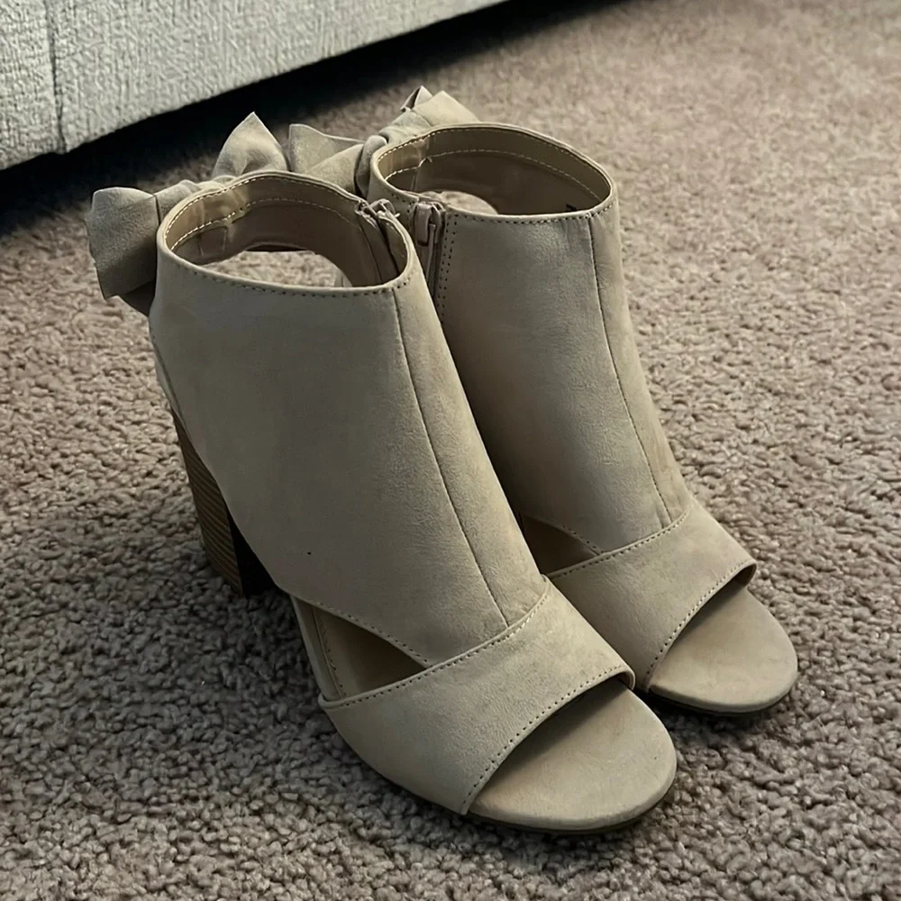 Beige heels - Picture 1 of 3